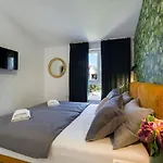Joy Heated Pool Apartament Split