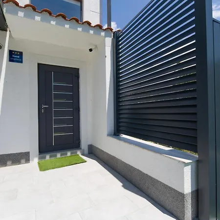 Joy Heated Pool Apartman *